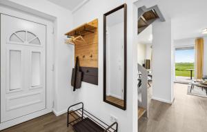 un corridoio con specchio accanto a una porta bianca di Nice Apartment In Ovelgönne With Sauna a Ovelgönne Altre 10 foto