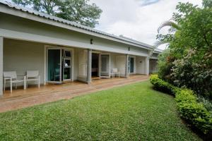 una vista exterior de una casa con patio en PheZulu Guest Lodge en Victoria Falls
