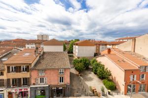 una vista aérea de una ciudad con edificios en Appartement climatisé 2 chambres en Villefranche-sur-Saône