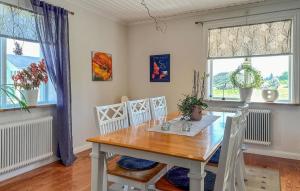 グレンナにある4 Bedroom Stunning Home In Grännaのテーブルと椅子と窓のあるダイニングルーム