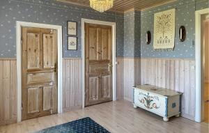 グレンナにある4 Bedroom Stunning Home In Grännaの2つのドアと箱がある部屋