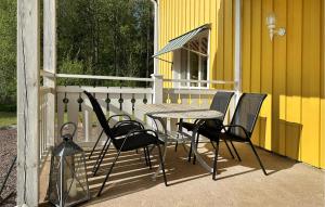 グレンナにある4 Bedroom Stunning Home In Grännaの家の玄関の椅子 +16枚の写真