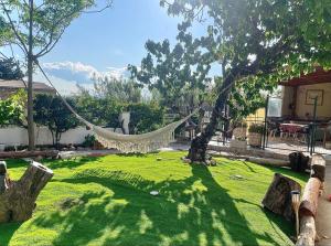 瓦提耶拉的住宿－Casa Rural Ángel，吊床挂在院子里的树上