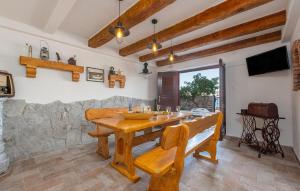 comedor con mesa de madera y sillas en Beautiful Home In Prizna With Wifi, en Prizna