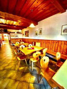 シュタイアーにあるガストホフ バウアーのテーブルと椅子が備わるレストラン