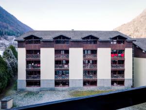 vista aerea di un edificio con balconi di Studio Brides-les-Bains, 1 pièce, 4 personnes - FR-1-512-280 a Brides-les-Bains