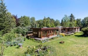 En hage utenfor Lovely Home In Hundested With Wifi