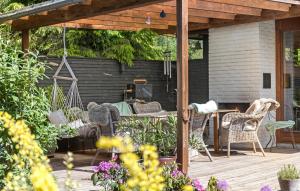 En hage utenfor Lovely Home In Hundested With Wifi