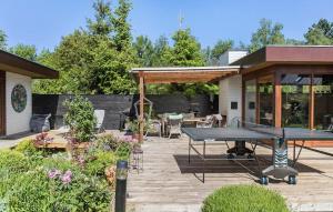 En hage utenfor Lovely Home In Hundested With Wifi