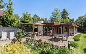 En hage utenfor Lovely Home In Hundested With Wifi