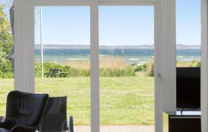 FemmøllerにあるHoliday Home Bogenshovedvejのリビングルーム(海の景色を望む窓付)