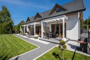 加茨比亚格拉Domki Kos Family的庭院和草坪度假屋