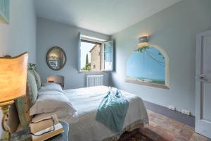 a bedroom with a bed and a window at Casa vacanze Aurora in Isola d'Arbia
