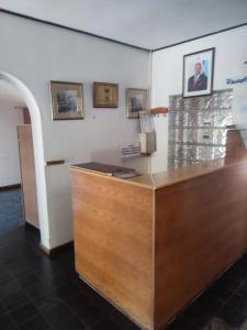 una oficina con un escritorio con una foto en la pared en Ditshane Lodge, en Gaborone