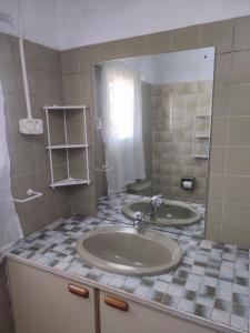 Un baño con dos lavabos y un espejo. en Ditshane Lodge, en Gaborone