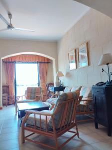 ein Wohnzimmer mit einem Sofa und einem Tisch in der Unterkunft Cornucopia Hotel in Xagħra