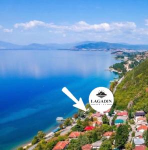 uma vista para o lago kovan a partir do topo de uma colina em Hotel Lagadin em Ohrid