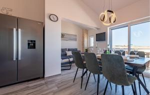 Televisyen dan/atau pusat hiburan di 3 Bedroom Gorgeous Apartment In Prizna