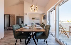 Ruang duduk di 3 Bedroom Gorgeous Apartment In Prizna