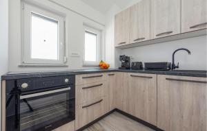 Dapur atau dapur kecil di 3 Bedroom Gorgeous Apartment In Prizna +24 gambar