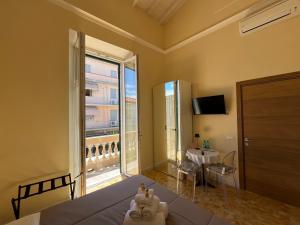 1 dormitorio con cama y ventana grande en Pura vida, en Viareggio
