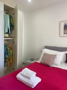 ein Schlafzimmer mit einem Bett mit zwei Handtüchern darauf in der Unterkunft Due Golfi Heart in Massa Lubrense