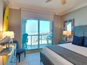 1 dormitorio con cama y vistas al océano en Portofino Island Resort #5-1102, en Pensacola Beach