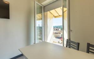 スカンディッチにある3 Bedroom Cozy Apartment In Scandicciの大きな窓のある部屋のテーブル