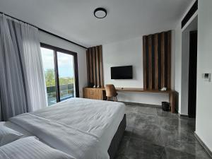 una camera d'albergo con letto e TV di Suya Boutique a Kyrenia