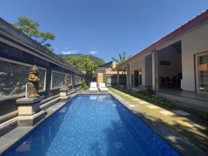 a swimming pool in the backyard of a house at Anugerah Villa 3 in Amed