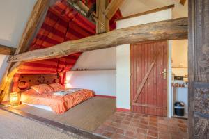 um quarto com uma cama e um tecto em madeira em Bed and Bourgogne 