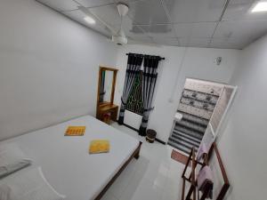 Postel nebo postele na pokoji v ubytování Nilaveli Guest House