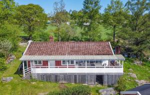- une vue aérienne sur une maison rouge et blanche dans l'établissement Cozy Home In Hkerum With Kitchen, à Hökerum