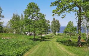 un camino de tierra en un campo junto al agua en Gorgeous Home In Stora Mellsa With Kitchen en Stora Mellösa