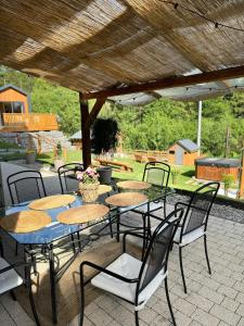 Patio alebo iná vonkajšia časť ubytovania Cud Miód