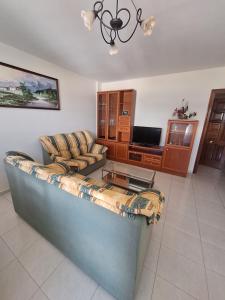 a living room with a couch and a table at Piso da Playa in Laxe