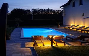 Bazén v ubytování 5 Bedroom Cozy Home In Desni Stefanki nebo v jeho okolí
