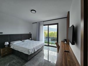 um quarto com uma cama e uma grande janela em Suya Boutique em Kyrenia