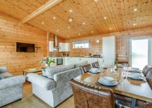 ein Esszimmer und eine Küche mit einem Tisch und Stühlen in der Unterkunft Fairview Lodges in Withernsea