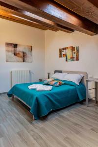 Un pat sau paturi într-o cameră la L'Aquila Home Centrale