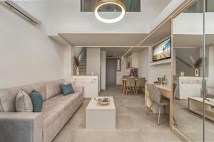 a living room with a couch and a table at Lente vivus in Marathias