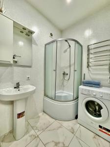 a bathroom with a washing machine and a sink at Апартаменты возле ЖД вокзала in Kyiv