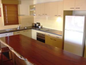 een keuken met een witte koelkast en een houten aanrecht bij Gundanora in Mount Hotham