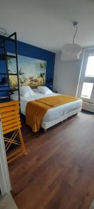 Un dormitorio con una cama grande y una ventana en Hotel de Champagne, en Épernay