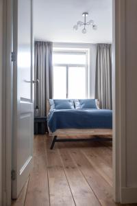een slaapkamer met een bed en een raam bij Gorgeous And Stylish Place For Two In Hip West! in Amsterdam