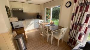 Kuchyň nebo kuchyňský kout v ubytování VZ890 Vakantiehuis in Renesse + 25 fotografií
