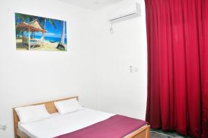 Tempat tidur dalam kamar di Ameesha Lodge Apartment