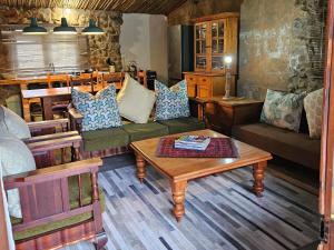 Un lugar para sentarse en The Riverdeck Accommodation and Backpackers
