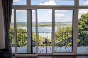 蒂豪尼Casa Panorama的客房设有湖景大窗户。