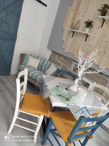 a table and chairs in a living room with a couch at Summer House in Isola delle Femmine